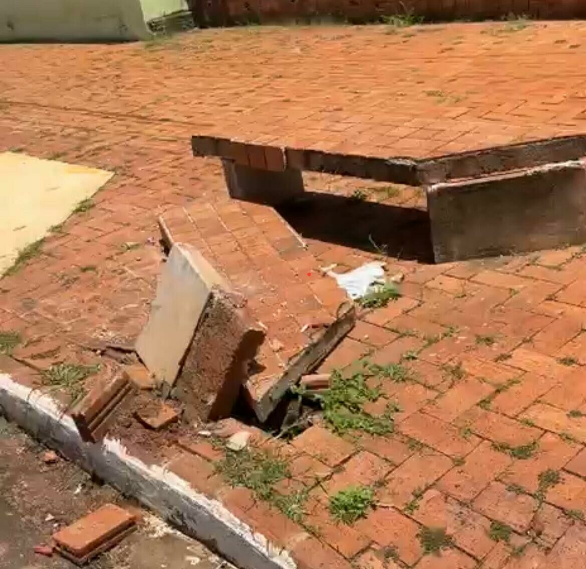 Imagem de compartilhamento para o artigo Motorista de caminhonete branca bate em banco da avenida principal de Costa Rica e foge do local da MS Todo dia